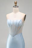 Corset bleu clair bretelée, robe courte de rentrée courte perlée avec fente