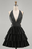 Robe de rentrée courte noire à découpe en V profonde avec perles