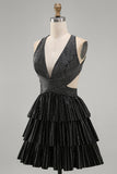 Robe de rentrée courte noire à découpe en V profonde avec perles