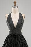 Robe de rentrée courte noire à découpe en V profonde avec perles