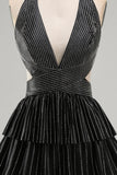 Robe de rentrée courte noire à découpe en V profonde avec perles
