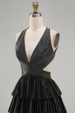 Robe de rentrée courte noire à découpe en V profonde avec perles