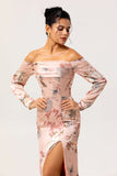 Épaule dénudée Blush Floral Gaine Longue Robe d’invité de mariage avec fente