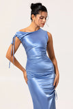 Robe de demoiselle d’honneur en satin bleu à une épaule avec fente