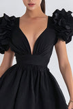 Petite robe noire simple à col en V trapèze avec manches à volants