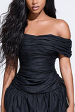 Petite robe noire moulante froncée à épaules dénudées