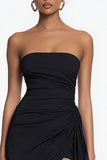 Robe bustier moulante froncée petite noire avec ceinture