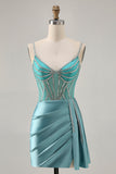 Robe courte moulante perlée en satin vert scintillant avec banderole