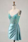 Robe courte moulante perlée en satin vert scintillant avec banderole