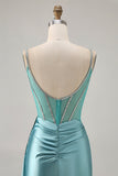 Robe courte moulante perlée en satin vert scintillant avec banderole