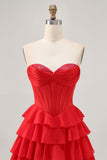 Sans bretelles rouge Une ligne corset à plusieurs niveaux Robe de cocktail