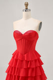 Sans bretelles rouge Une ligne corset à plusieurs niveaux Robe de cocktail