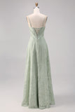 Corset en dentelle vert sauge Une longue robe de demoiselle d’honneur