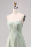 Corset en dentelle vert sauge Une longue robe de demoiselle d’honneur