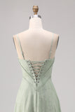 Corset en dentelle vert sauge Une longue robe de demoiselle d’honneur