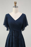Robe de demoiselle d’honneur longue à col en V florale bleu marine avec manches flottantes