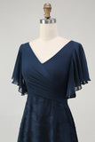 Robe de demoiselle d’honneur longue à col en V florale bleu marine avec manches flottantes