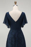 Robe de demoiselle d’honneur longue à col en V florale bleu marine avec manches flottantes