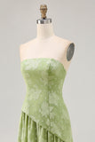 Robe de demoiselle d’honneur imprimée vert sauge sans bretelles florale avec fente