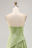 Robe de demoiselle d’honneur imprimée vert sauge sans bretelles florale avec fente