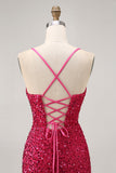Robe de cocktail moulante fuchsia à bretelles spaghetti et paillettes scintillantes