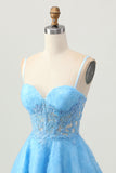 Une ligne bleue corset court de retour à la maison avec appliques
