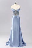 Robe de soirée sirène froncée en satin gris bleu corset scintillant décorée de strass