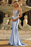 Robe de soirée sirène froncée en satin gris bleu corset scintillant décorée de strass