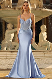 Robe de soirée sirène froncée en satin gris bleu corset scintillant décorée de strass