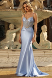 Robe de soirée sirène froncée en satin gris bleu corset scintillant décorée de strass