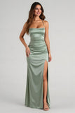 Robe de demoiselle d’honneur longue fourreau froncé en satin d’eucalyptus avec fente