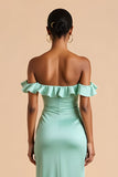 Robe de demoiselle d’honneur longue en satin vert menthe à épaules dénudées