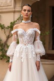Robe de mariée ivoire à épaules dénudées en tulle avec manches