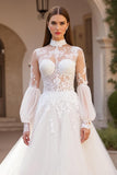 Robe de mariée ivoire en tulle à col haut avec dentelle