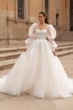 Ivoire Une Ligne Col Carré Manches Bouffantes Robe De Mariée Traîne Chapelle Avec Appliques De Dentelle