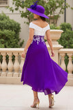 Une ligne violet col en V froncé robe mère de la mariée avec appliques de dentelle