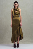 Robe longue formelle fourreau en satin olive avec volants