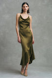 Robe longue formelle à col bénitier en satin olive avec volants