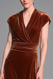Robe longue formelle en velours caramel à col en V