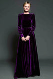 Une ligne robe formelle en velours violet foncé à manches longues