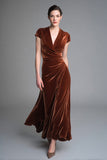 Robe longue de soirée des Fêtes à col en V froncé en velours caramel