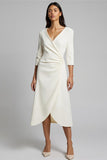 Robe de travail midi à manches longues en satin ivoire froncé à col en V