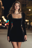 Robe de bal en velours noir à col carré
