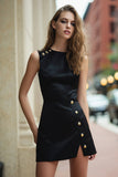 Robe de cocktail courte en satin noir à boutons serrés avec fente