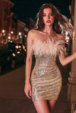 Robe de cocktail courte moulante sans bretelles à paillettes dorées scintillantes avec plumes