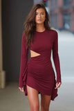 Robe de cocktail courte moulante à volants en satin bordeaux