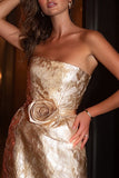 Robe de cocktail courte moulante sans bretelles en jacquaire champagne