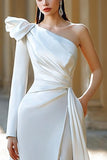 Robe de mariée en satin ivoire froncé à une épaule avec ceinture