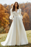 Une robe de mariée à manches longues ivoire à col en V