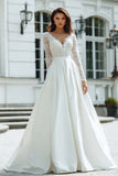 Robe de mariée en dentelle à manches longues ivoire à col en V